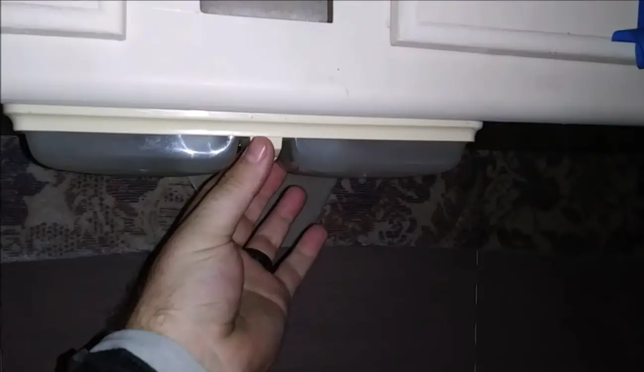 RV Lights Not Working When Plugged In What to Do? RVProfy